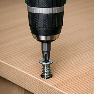 Montáž kancelářského nábytku prováděná odbornými techniky pro správné sestavení a instalaci vybavení